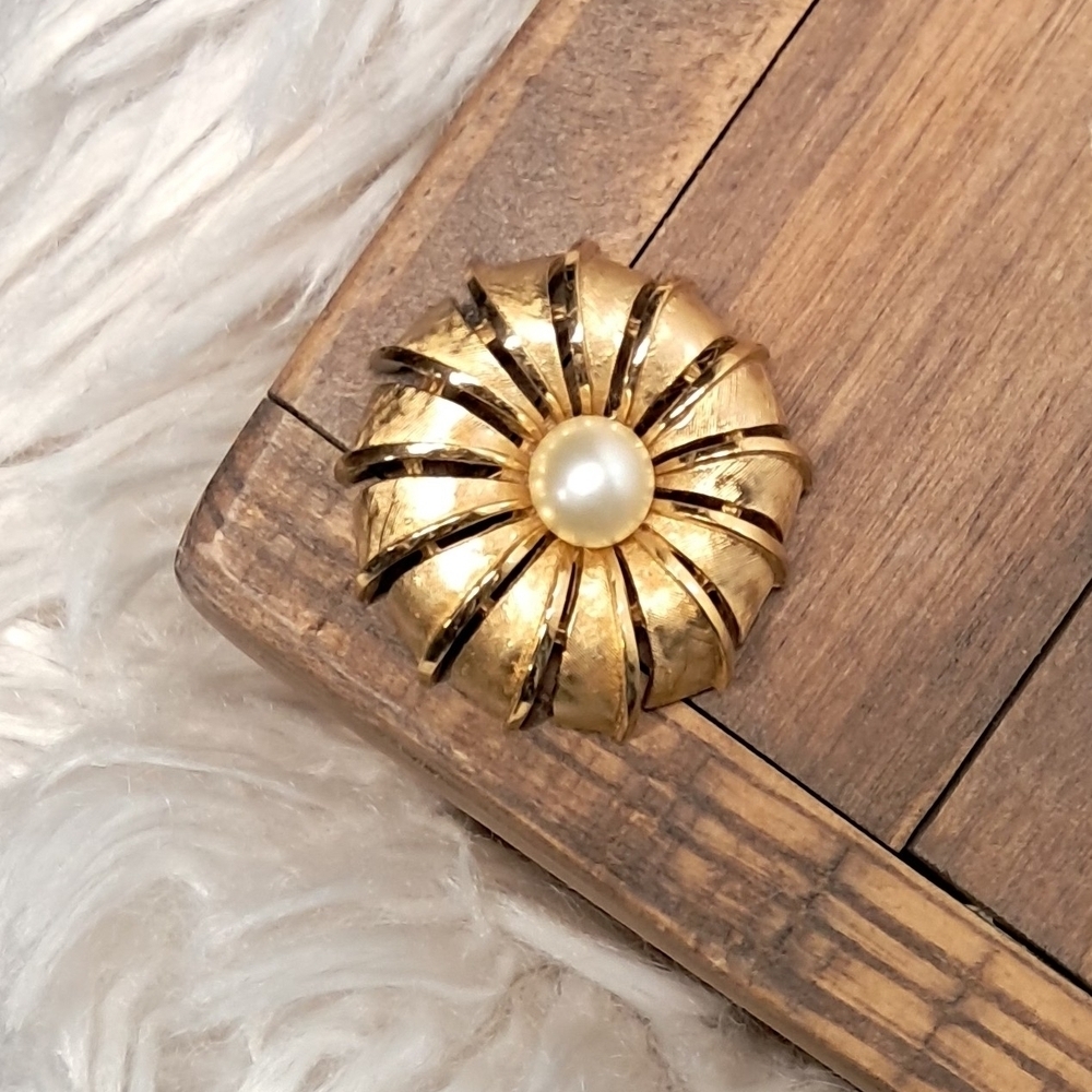 Elegant Gold and Pearl Costume Brooch - Picture 1 of 6